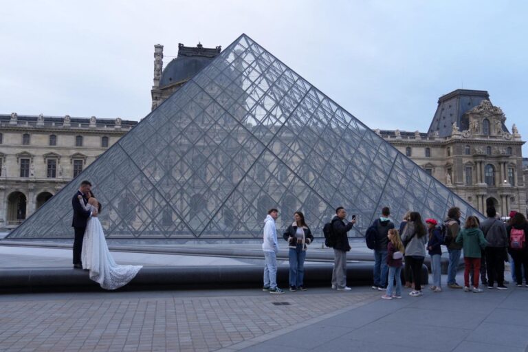APTOPIX_France_Louvre_00590_9ee258-1