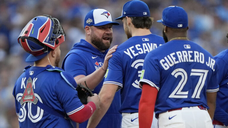 Blue-Jays-manager-John-Schneider-with-players