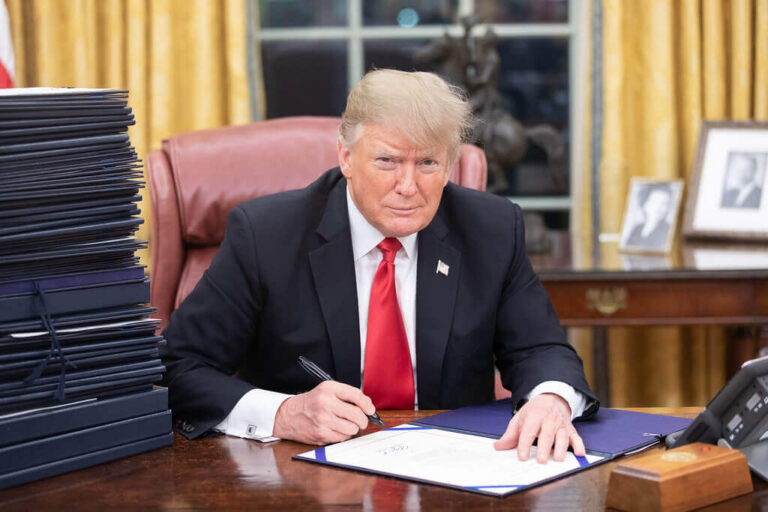 Trump-signing-things-1