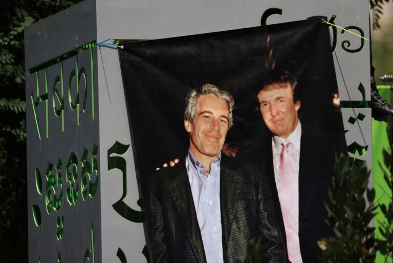i-didnt-insider-tells-of-frantic-trump-call-after-latest-epstein-accusation