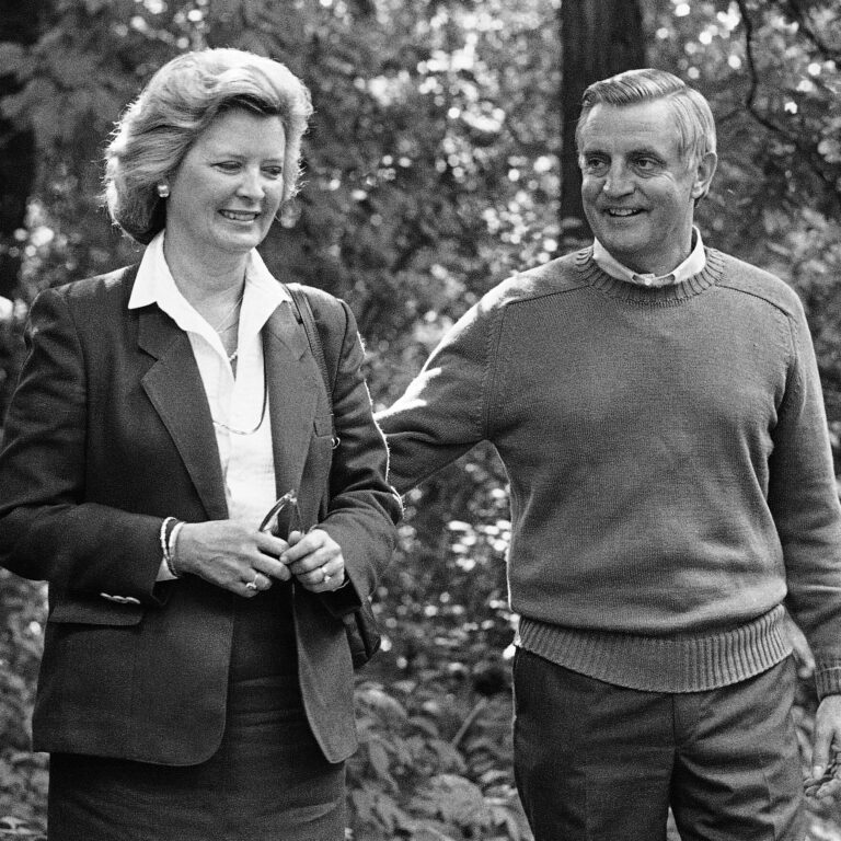 02collins-lzcm-mediumSquareAt3X