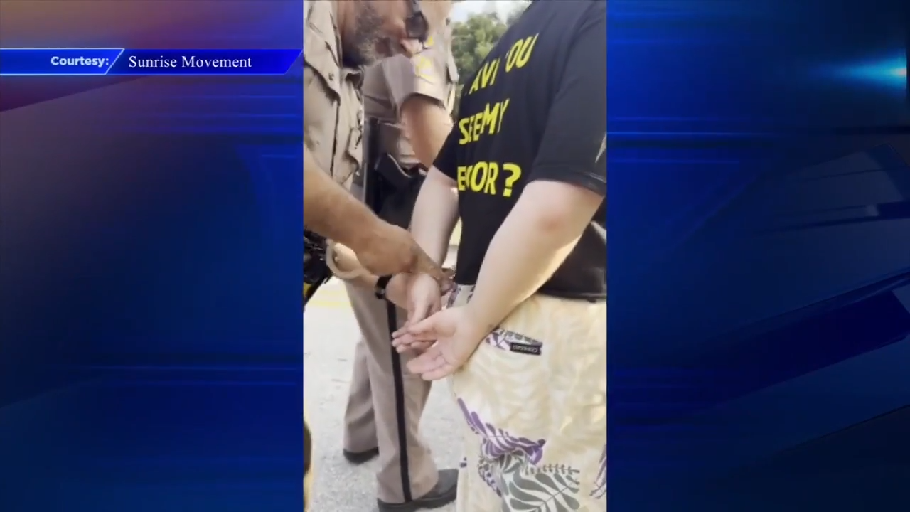 112325-Sunrise-Movement-protesters-being-arrested