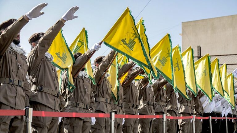 hezbollah-saluting