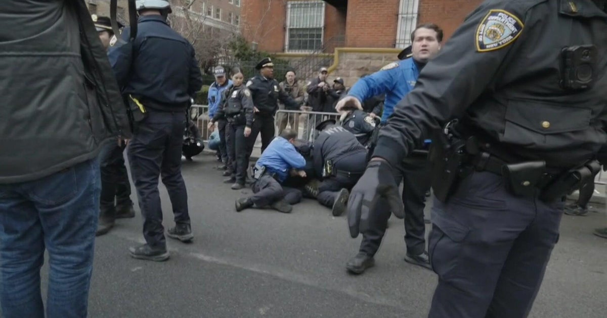 ramos-6p-vo-gracie-mans-wcbsh29e-hi-res-still-00-01-1022