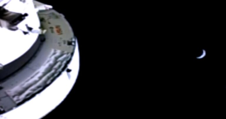 cbsn-fusion-artemis-ii-crew-regains-contact-earth-special-report-thumbnail